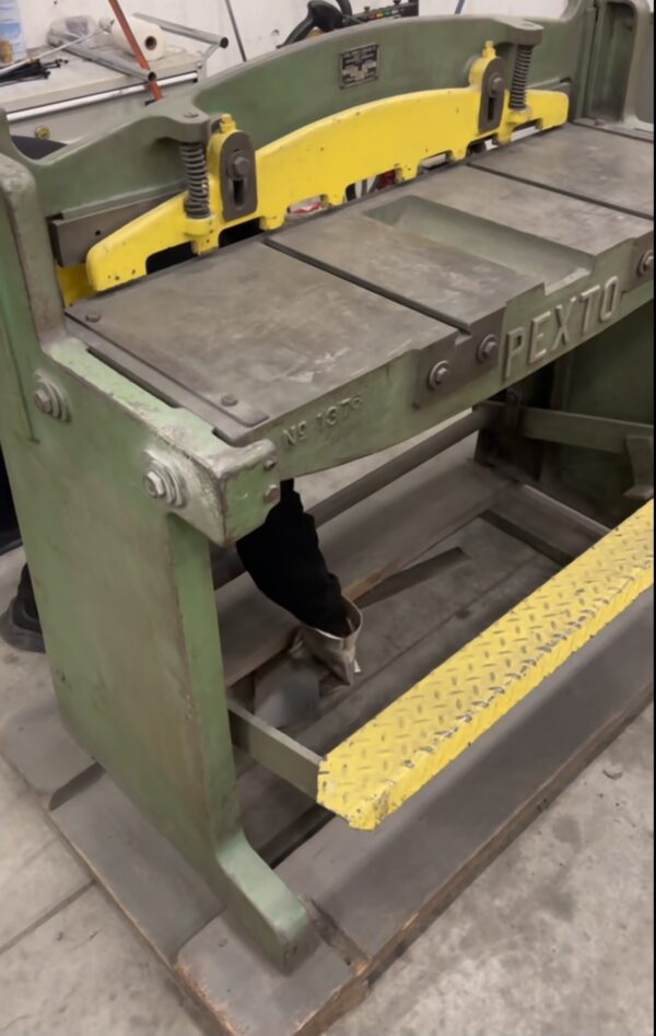 [SOLD] UM1309 Used Pexto 3' 16 Ga Shear Model 137-L